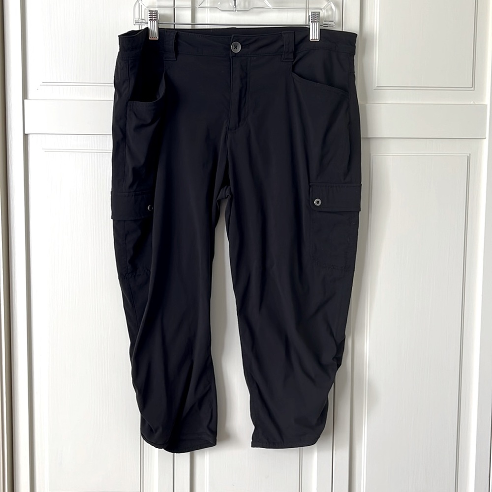 Women’s Black Eddie Bauer Capris - size 14 Very good condition.